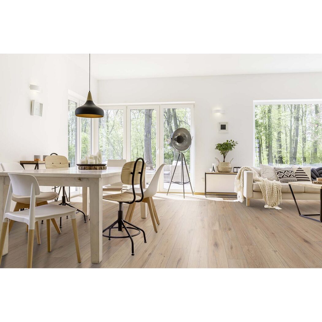 Wohnzimmer mit hellem Laminatboden