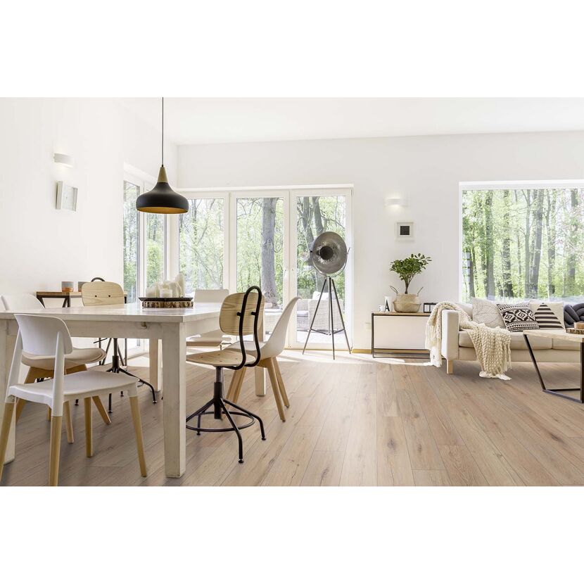 Wohnzimmer mit hellem Laminatboden