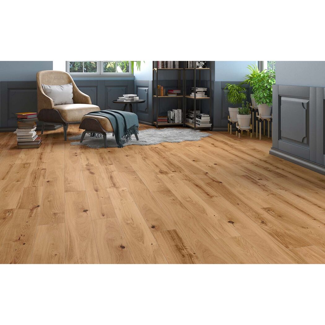 Heller Laminatboden in einem Wohnzimmer