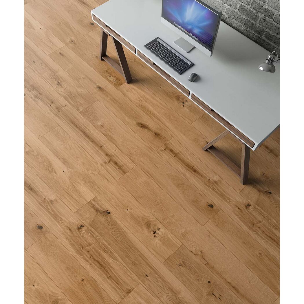 Heller Laminatboden in Holzoptik