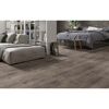 Laminatboden Neo Brownshaded in einem Schlafzimmer.