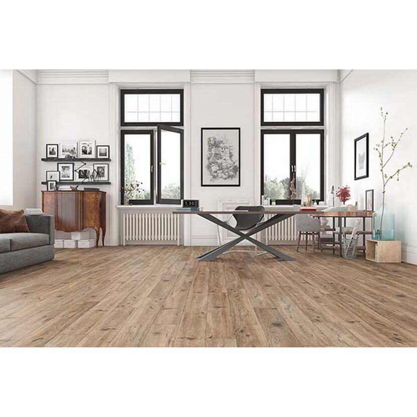 Laminatboden in Holzoptik verlegt in einem Wohnzimmer.