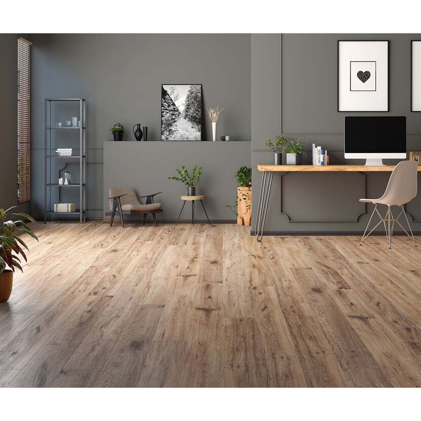 Wohnzimmer mit hellem Laminatboden