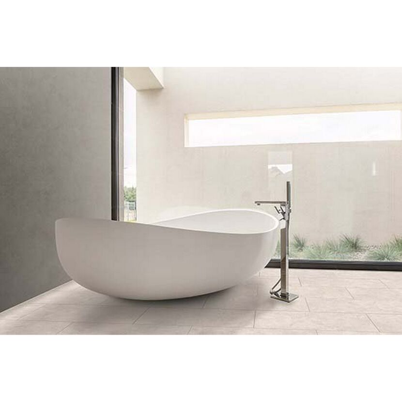 Freistehende Badewanne im modernen Badezimmer