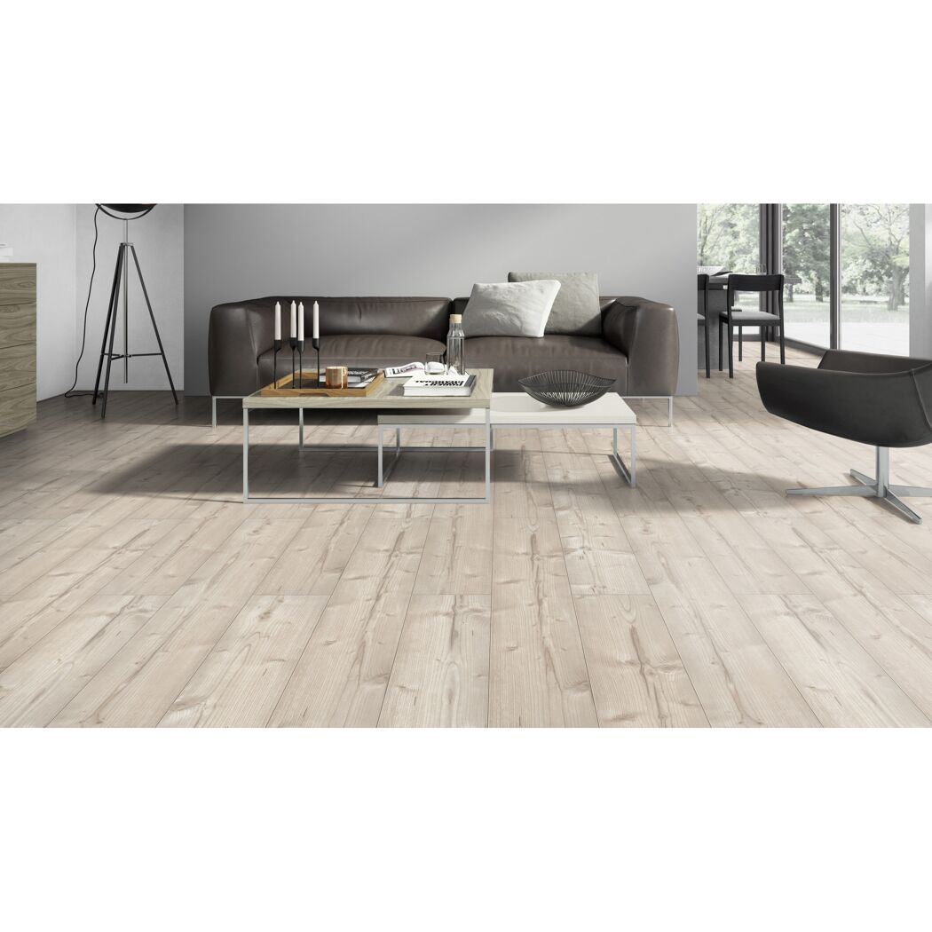 Heller Laminatboden in Holzoptik verlegt in einem Wohnzimmer