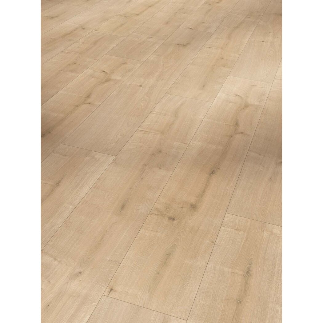 Helles Laminat in Holzoptik.