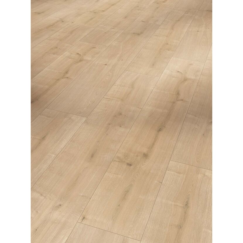 Helles Laminat in Holzoptik.