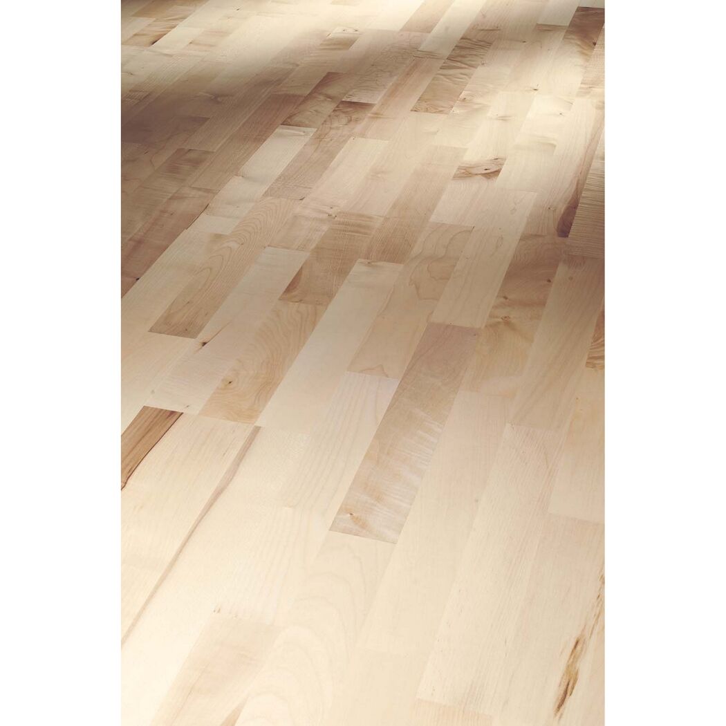 Heller Holzfußboden aus Bergahorn