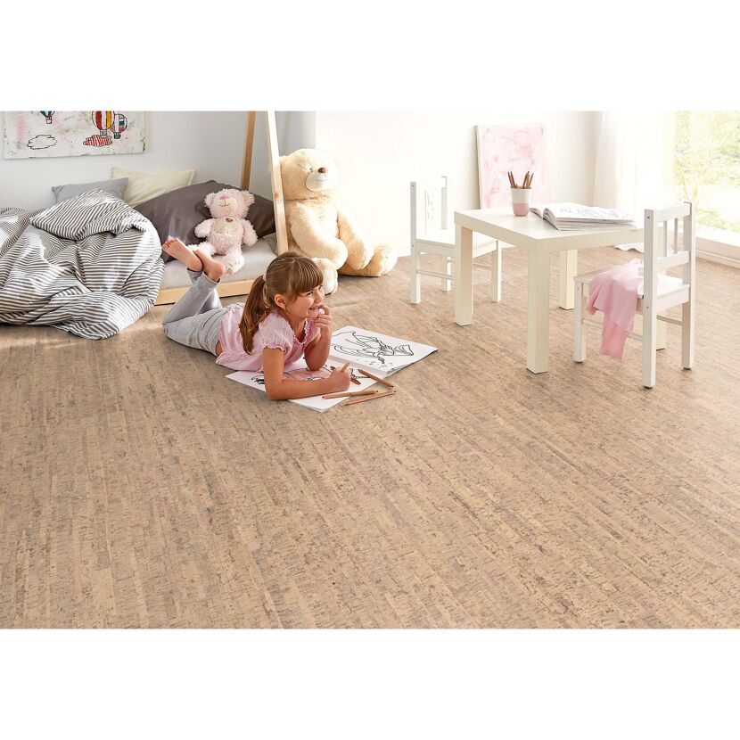 Kind malt auf Korkboden Almanda beige