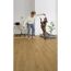 Person spielt mit Hund auf Designboden Oak Nature Corklife.