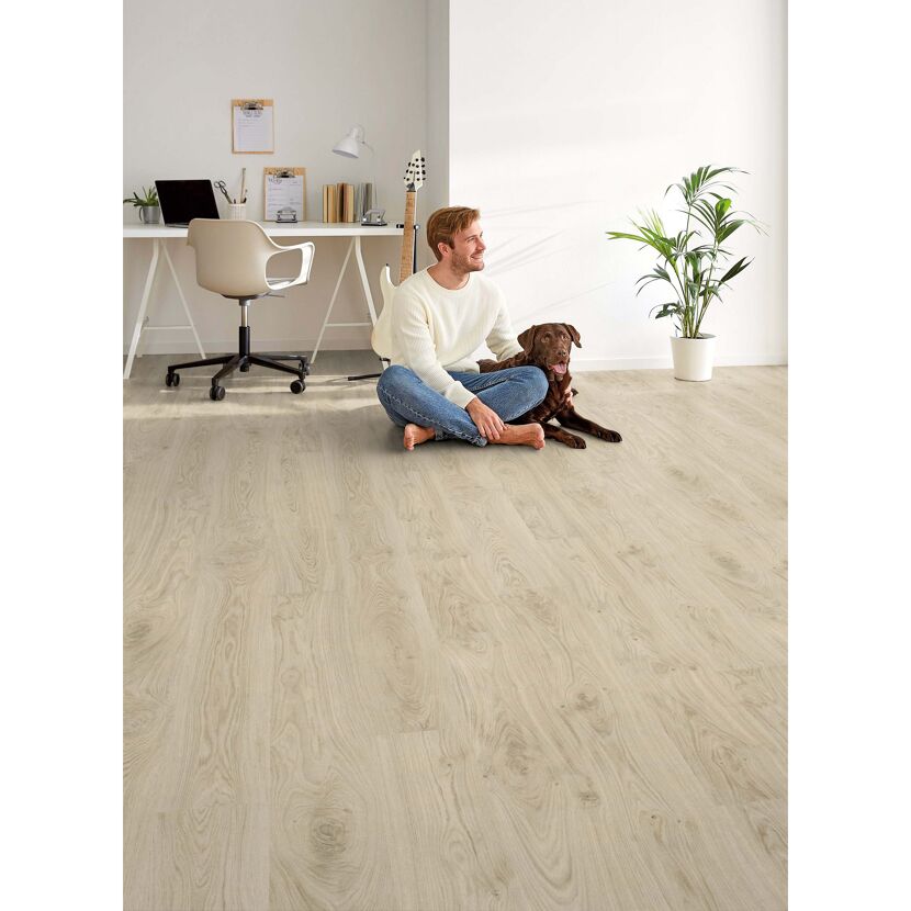 Person sitzt mit Hund auf Designboden Oak Taupe Corklife