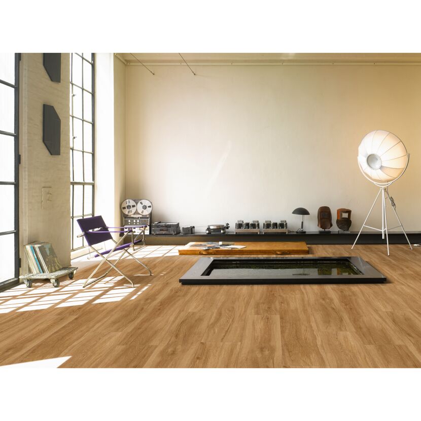 Wohnzimmer mit hellem Holzboden und Wasserbecken