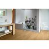 Helles Badezimmer mit Designboden in Holzoptik