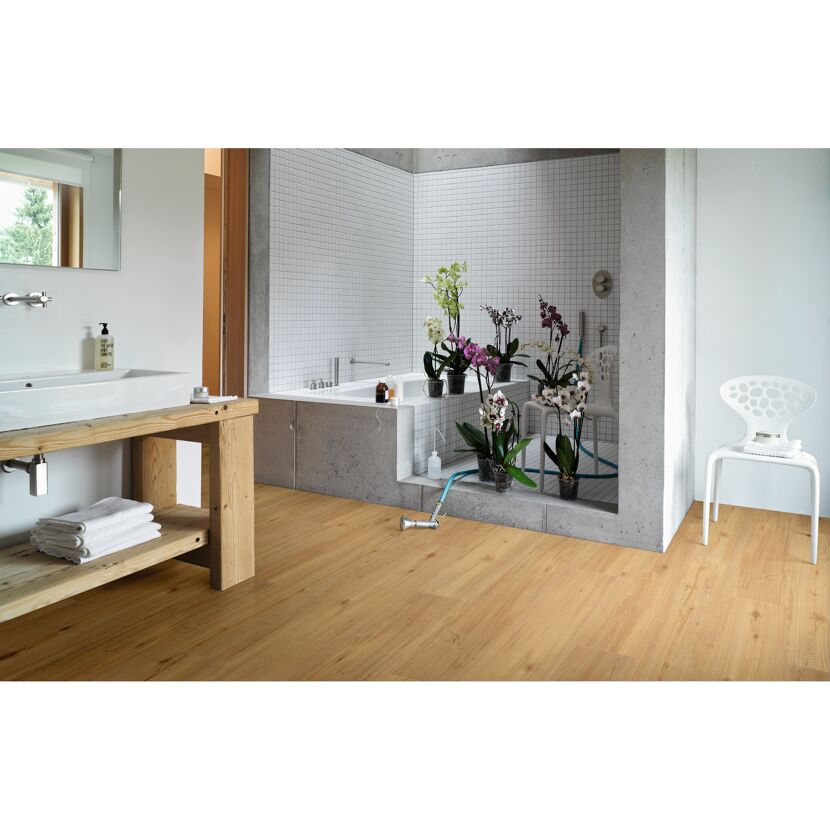 Helles Badezimmer mit Designboden in Holzoptik