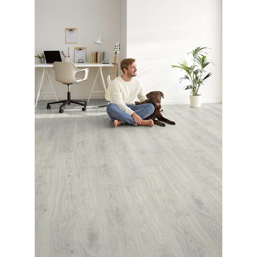 Person sitzt mit Hund auf Designboden Oak Silver Corklife