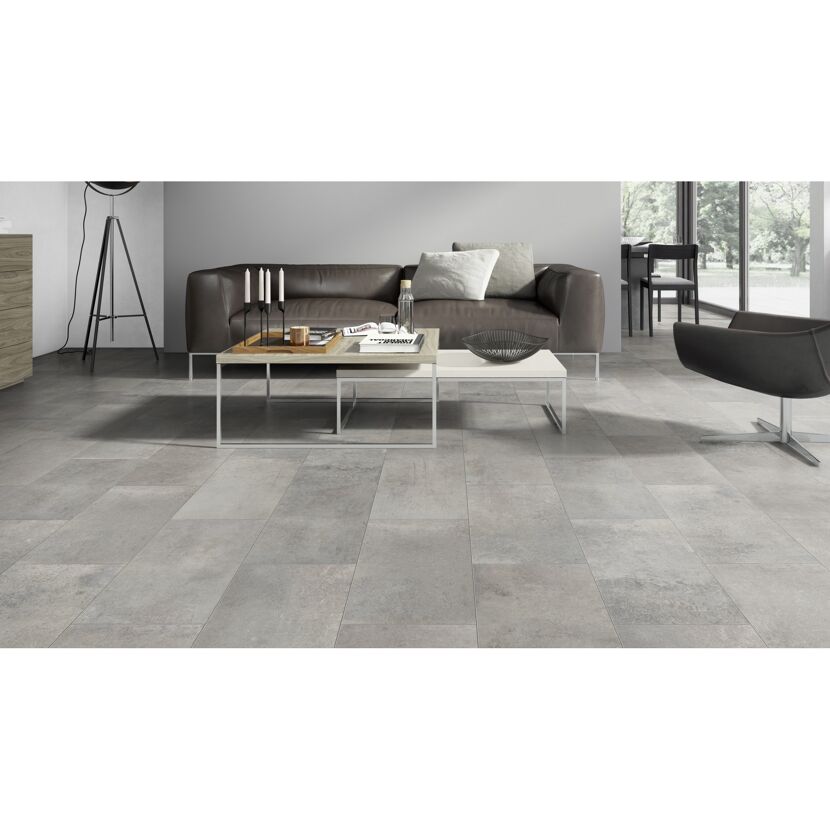Wohnzimmer mit grauem Laminatboden