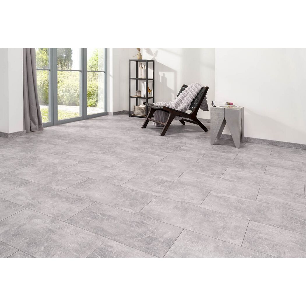Heller Laminatboden in Estrich-Optik