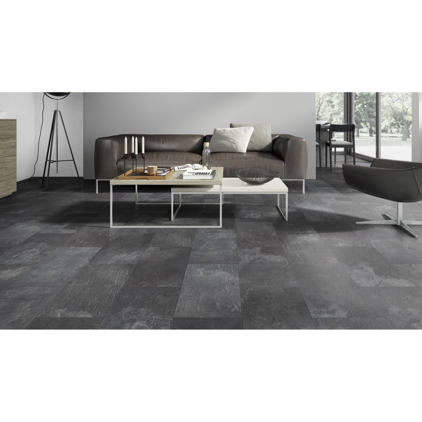 Wohnzimmer mit dunklem Laminatboden