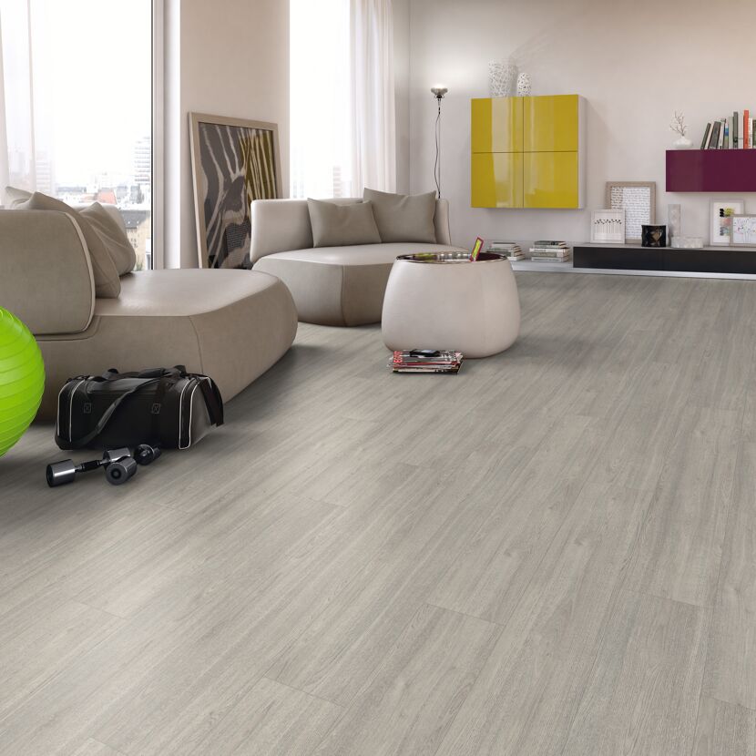 Wohnzimmer mit hellgrauem Laminatboden