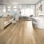Helles Badezimmer mit Designboden Monfort Eiche