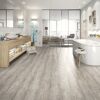 Helles Badezimmer mit Designboden aus Pinie