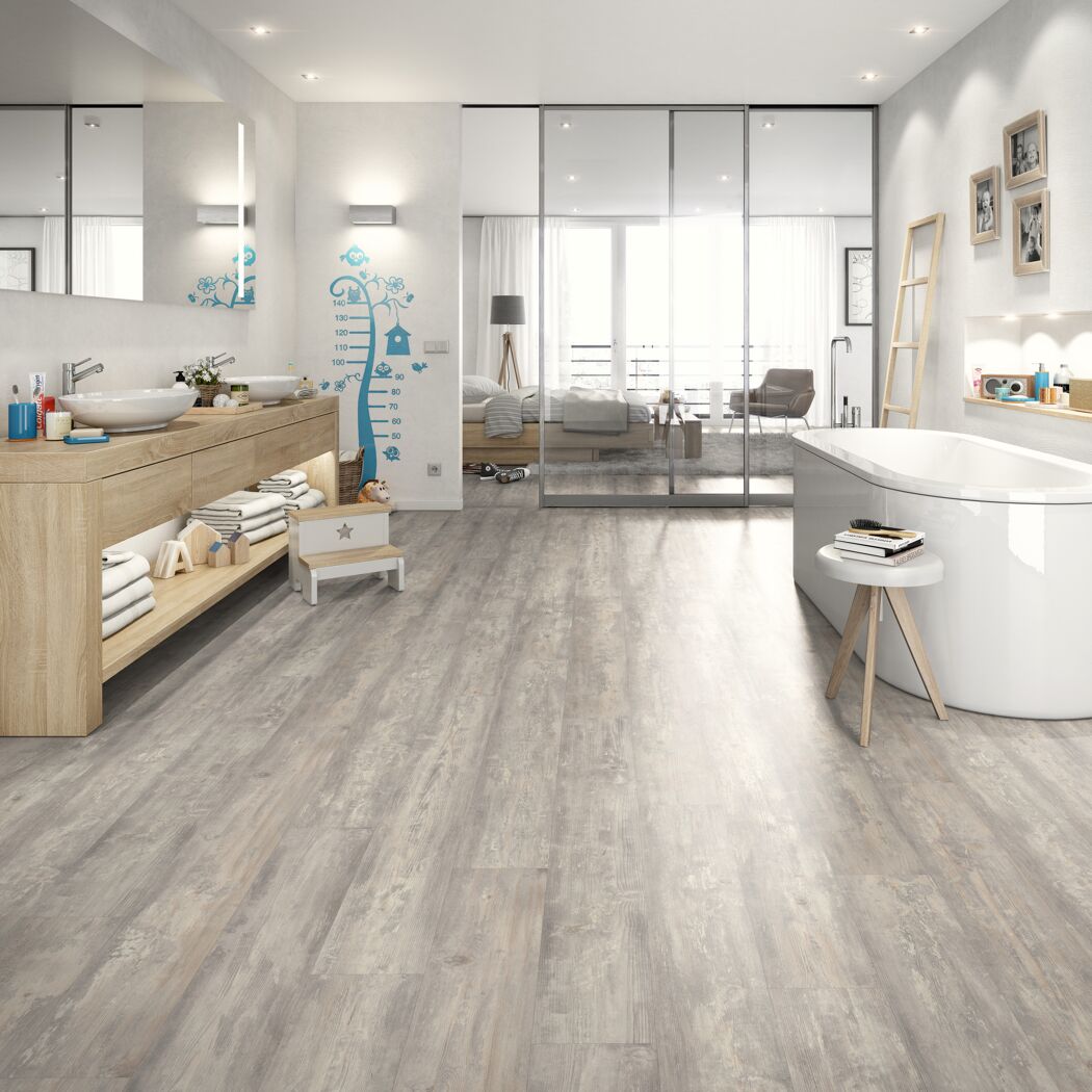 Helles Badezimmer mit Designboden aus Pinie