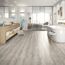 Helles Badezimmer mit Designboden aus Pinie