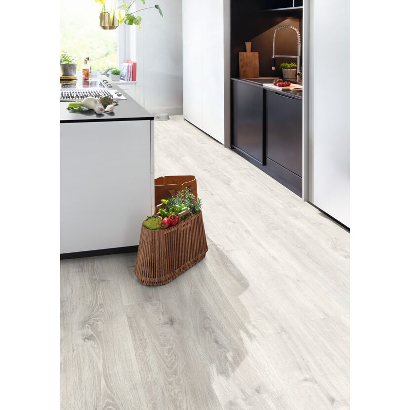 Heller Designboden in einer Küche verlegt