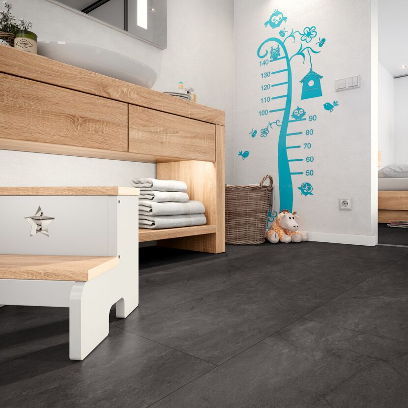 Kinderbadezimmer mit Tritthocker und Messlatte