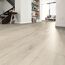 Heller Laminatboden in einem Wohnzimmer
