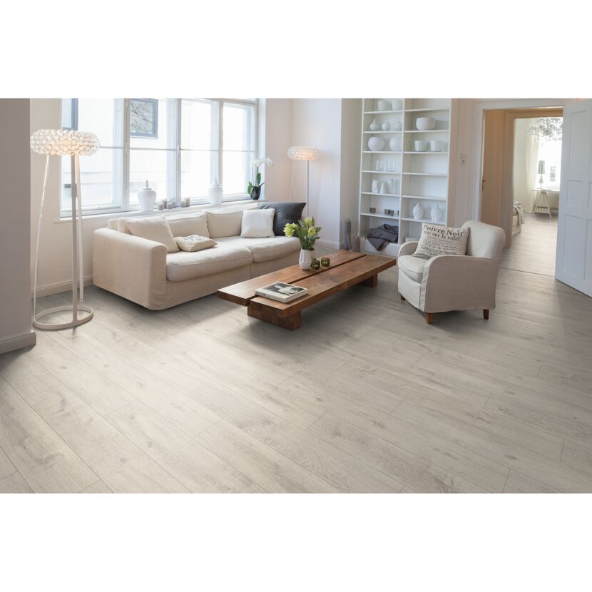 Wohnzimmer mit hellem Laminatboden