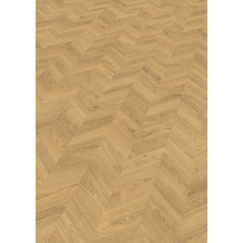 Heller Laminatboden in Fischgrät-Optik.