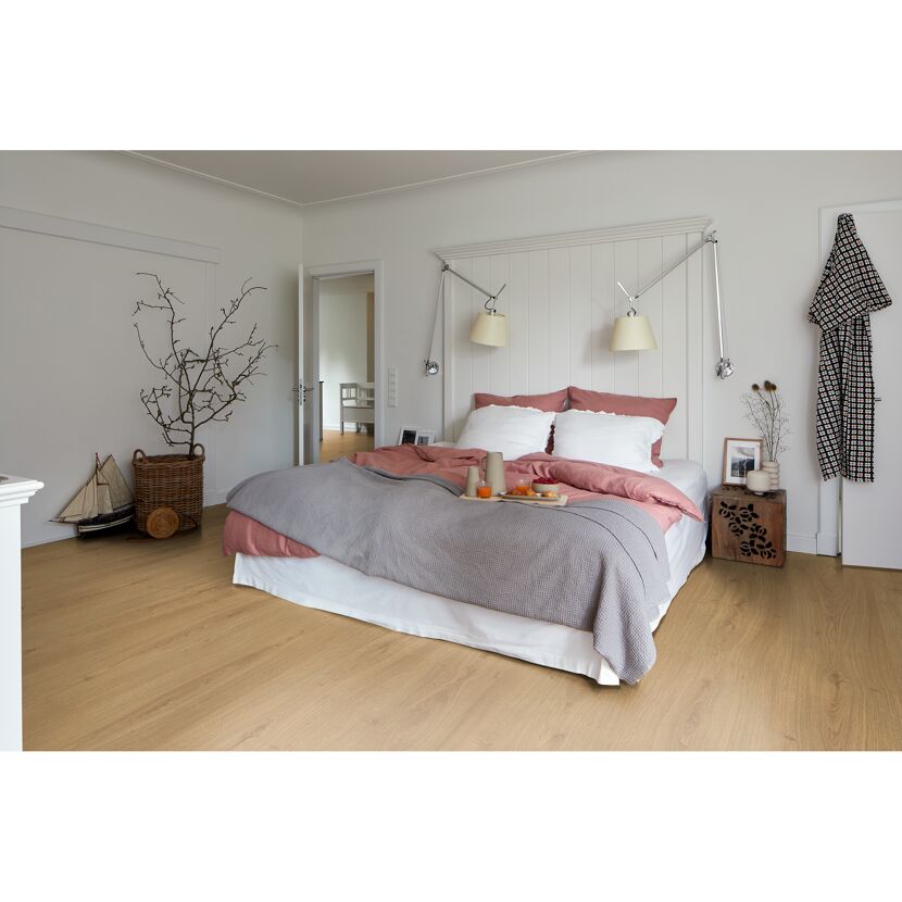 Schlafzimmer mit Laminatboden in Eichenoptik