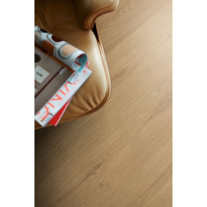Laminatboden Widford Eiche neben braunem Ledersessel