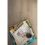 Bücherstapel und Tasse auf hellem Laminatboden