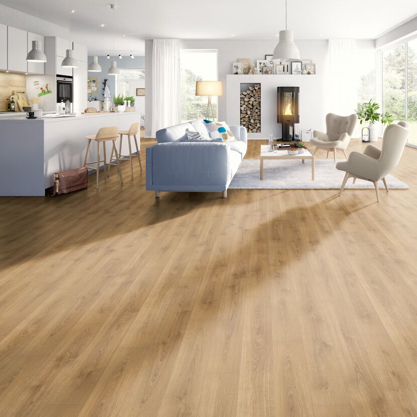 Wohnzimmer mit hellem Laminatboden in Eichendekor