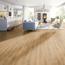 Wohnzimmer mit hellem Laminatboden in Eichendekor