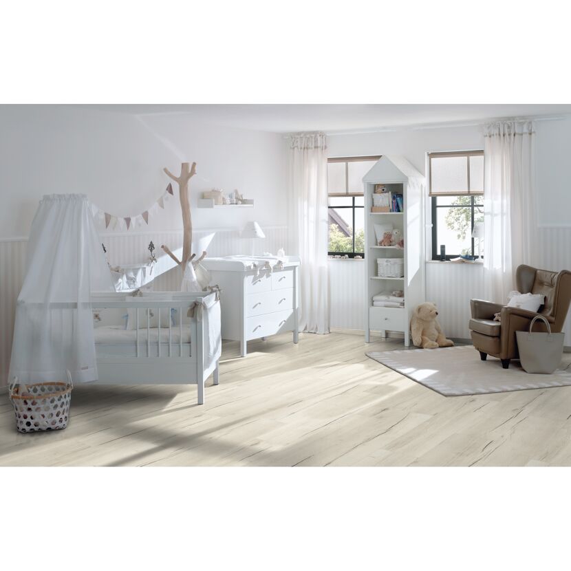Helles Laminat in einem Babyzimmer verlegt