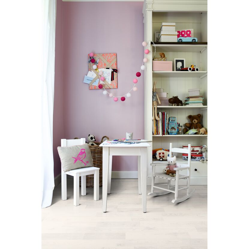 Kinderzimmer mit Laminat in Weiß