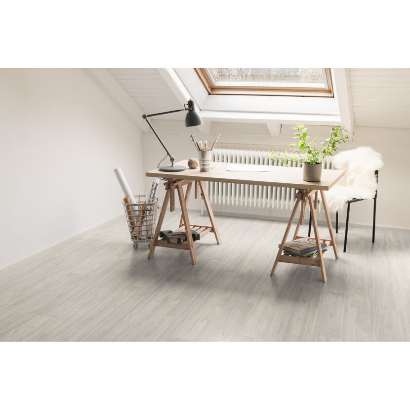 Heller Laminatboden in einem Dachzimmer.