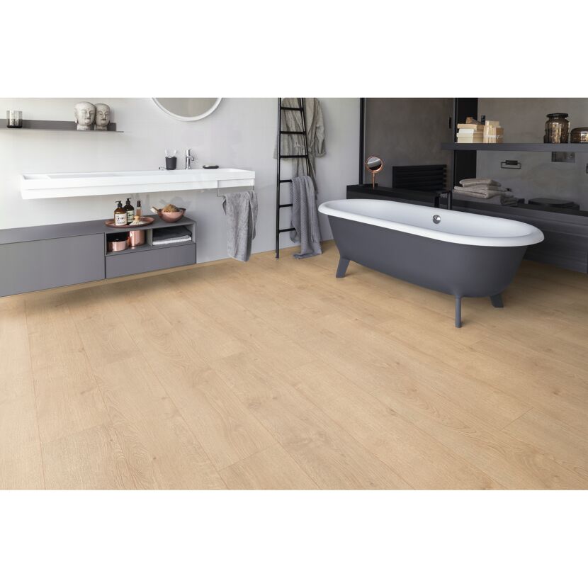 Helles Laminat in einem Badezimmer