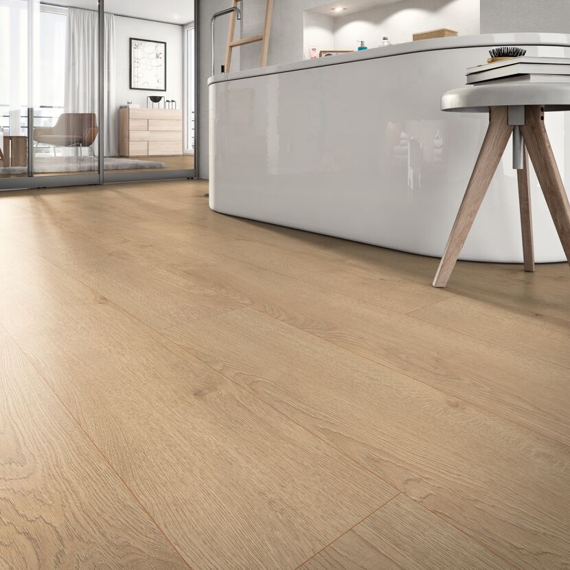 Heller Laminatboden in einem Badezimmer