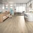 Helles Badezimmer mit Laminatboden in Holzoptik