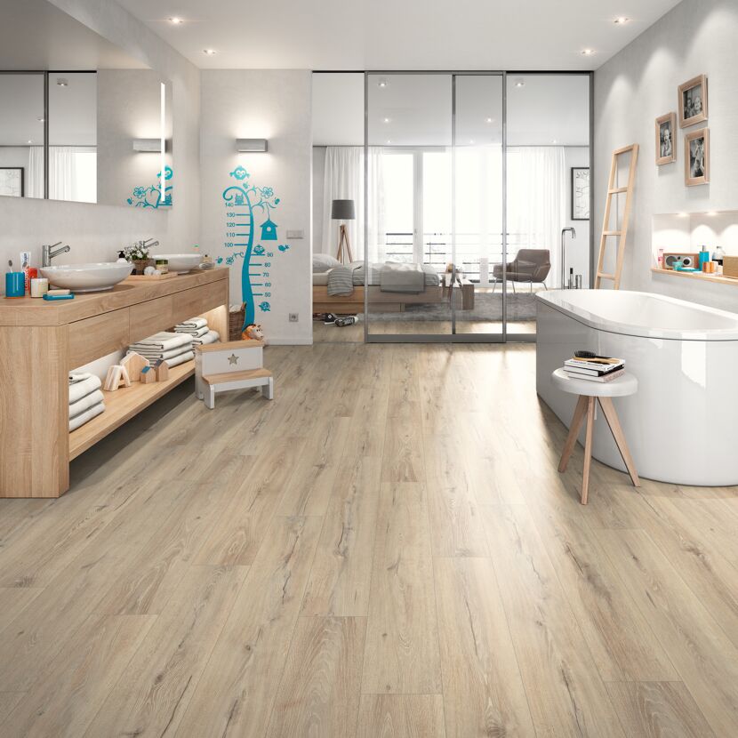 Helles Badezimmer mit Laminatboden in Holzoptik