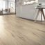 Heller Laminatboden in Holzoptik