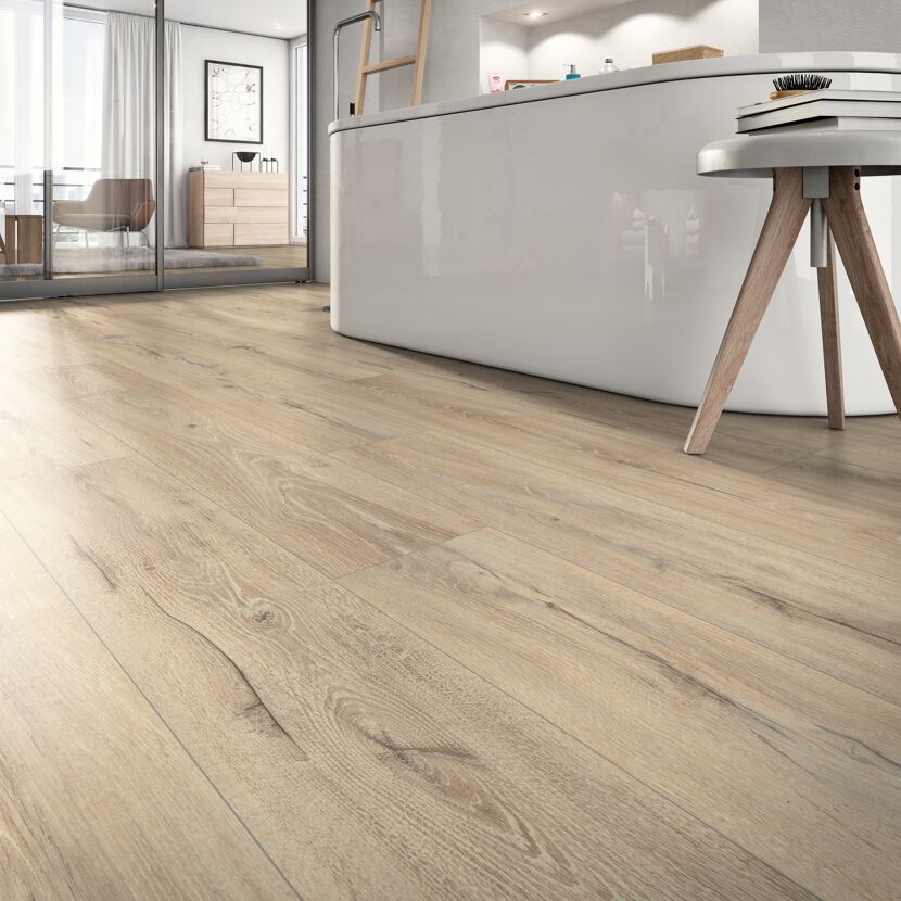 Heller Laminatboden in Holzoptik
