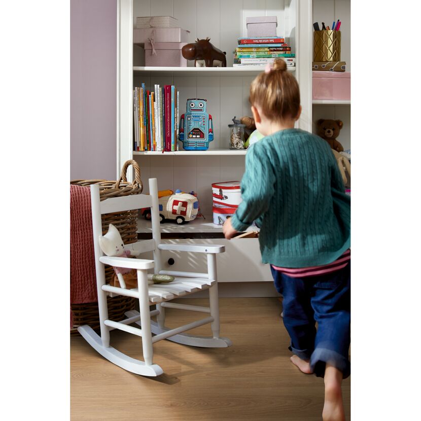 Kind im Kinderzimmer mit hellem Laminatboden