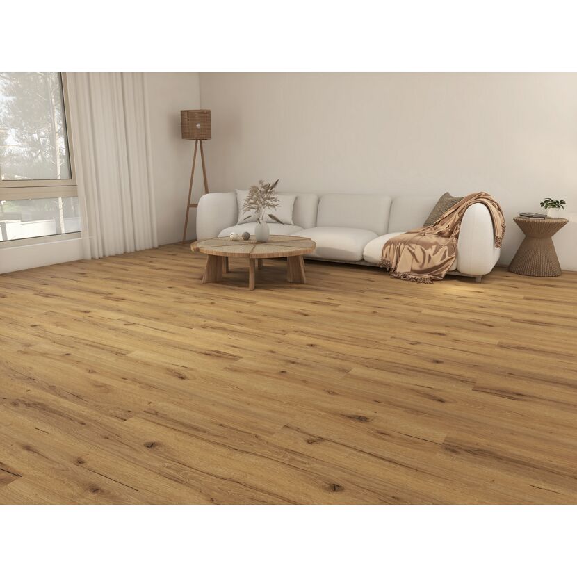 Wohnzimmer mit hellem Holzboden und weißem Sofa