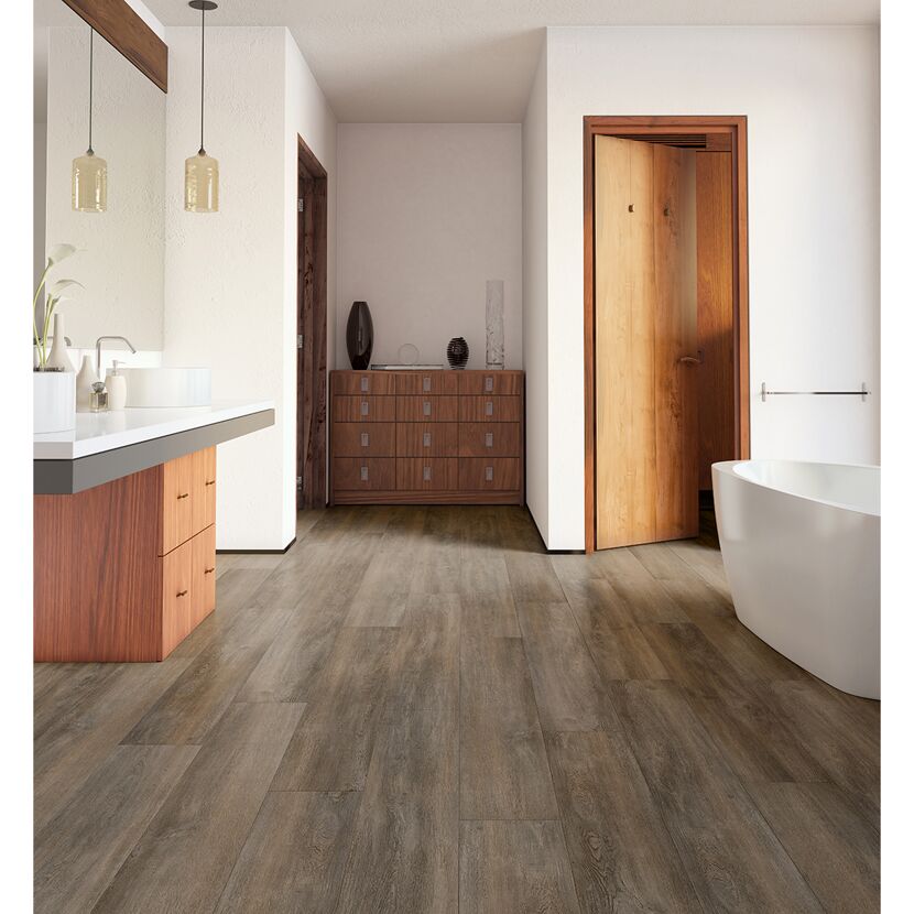 Graubraunes Laminat in Holzoptik verlegt in einem Badezimmer
