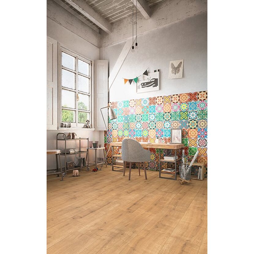 Laminatboden Eiche dunkelbeige in einem Arbeitszimmer